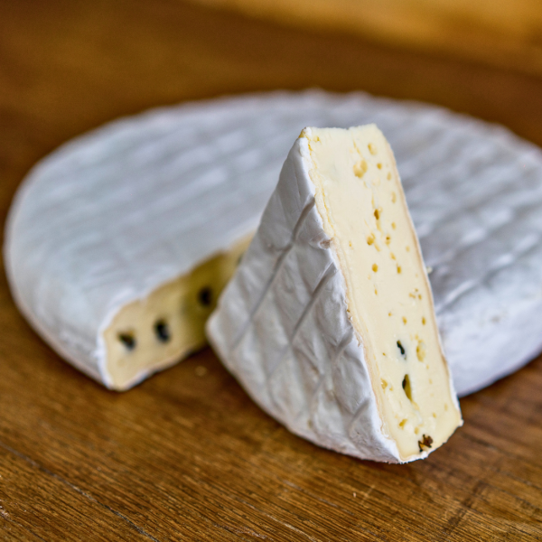 Weichkäse Brie mit Pfeffer